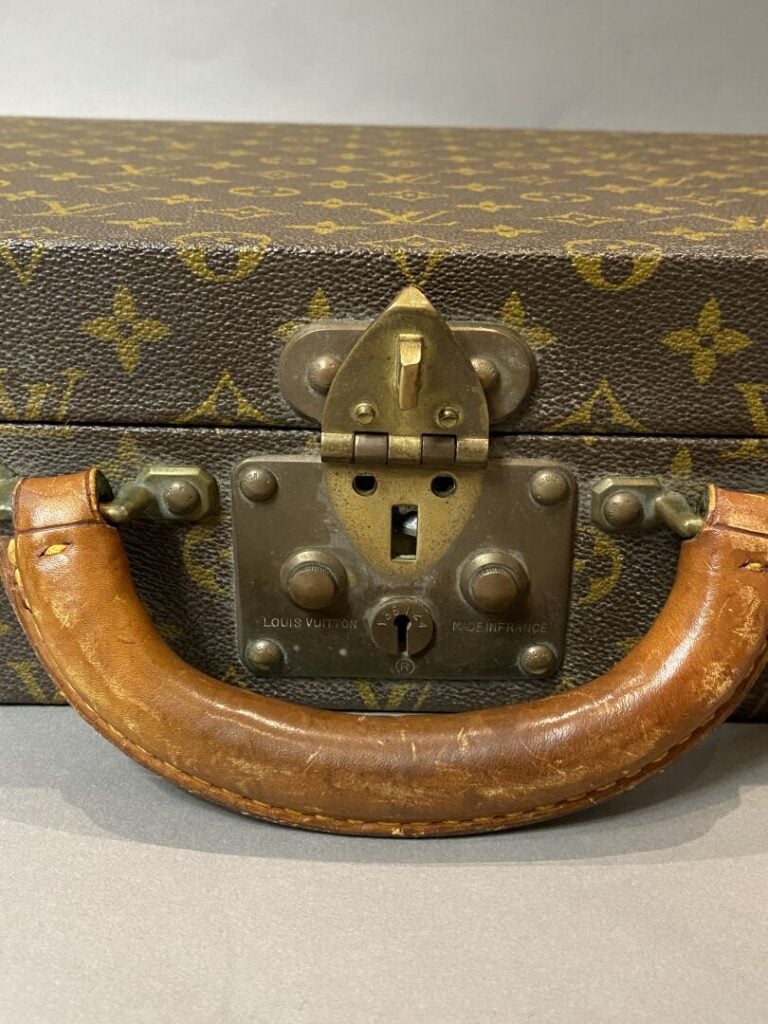 LOUIS VUITTON - Mallette "Président" en toile monogramme et cuir naturel - Numé…