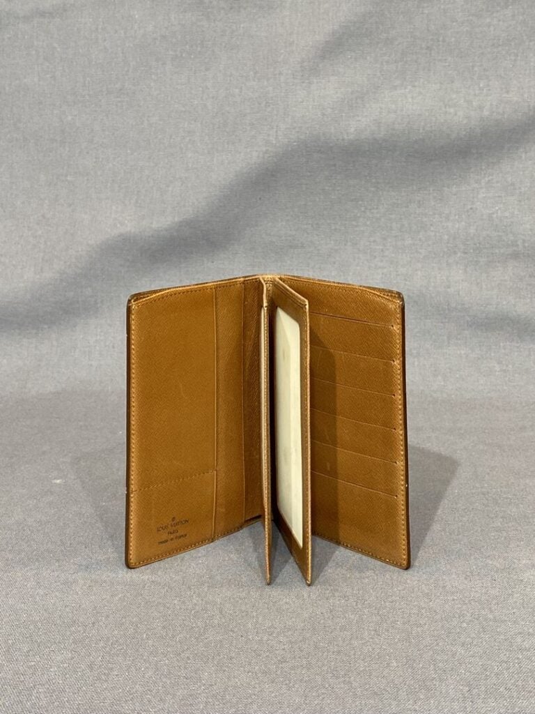 LOUIS VUITTON - Portefeuille en toile monogrammé, intérieur en cuir naturel, de…