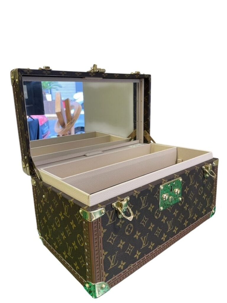 LOUIS VUITTON - Vanity de voyage « Boite bouteilles et glace» en toile monogram…