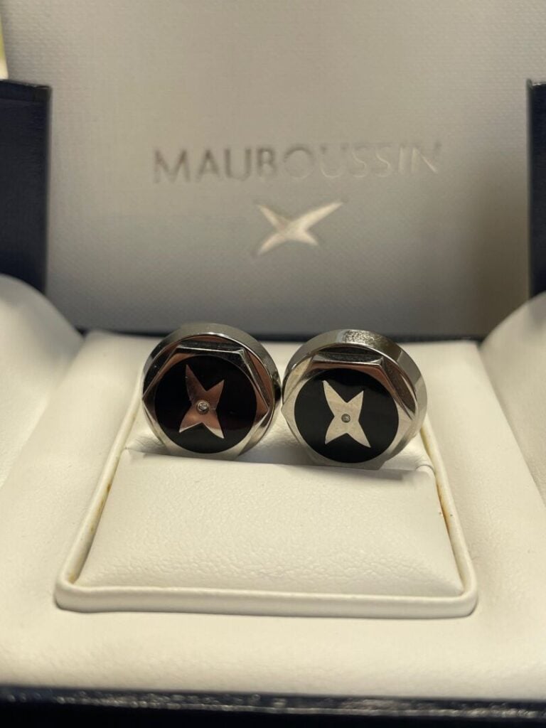 MAUBOUSSIN - Paire de boutons de manchettes en acier à décor étoilé sur fond ém…