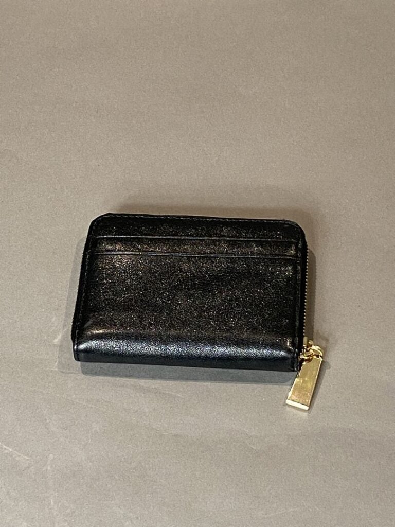 MICHAEL KORS - Portefeuille compact « Jet-set » en cuir noir et métal doré. - H…