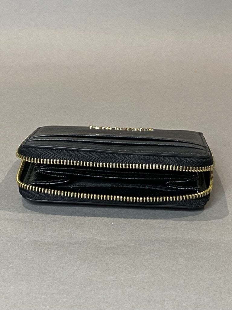 MICHAEL KORS - Portefeuille compact « Jet-set » en cuir noir et métal doré. - H…