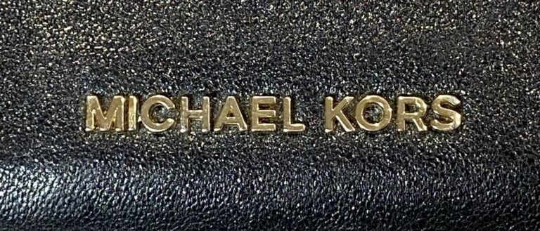 MICHAEL KORS - Portefeuille compact « Jet-set » en cuir noir et métal doré. - H…