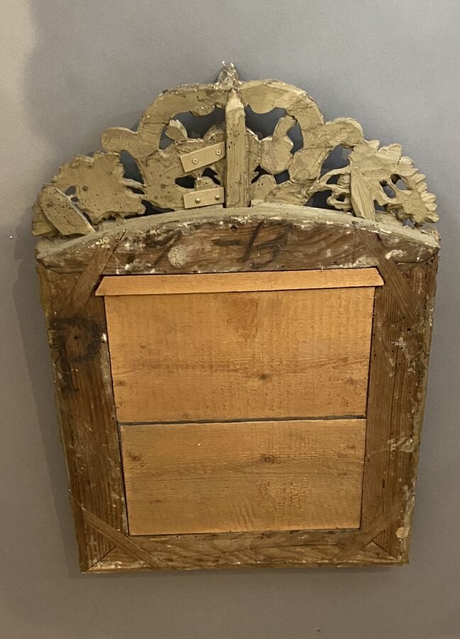 Miroir mural à parecloses d'époque Régence en bois doré mouluré, sculpté et dor…