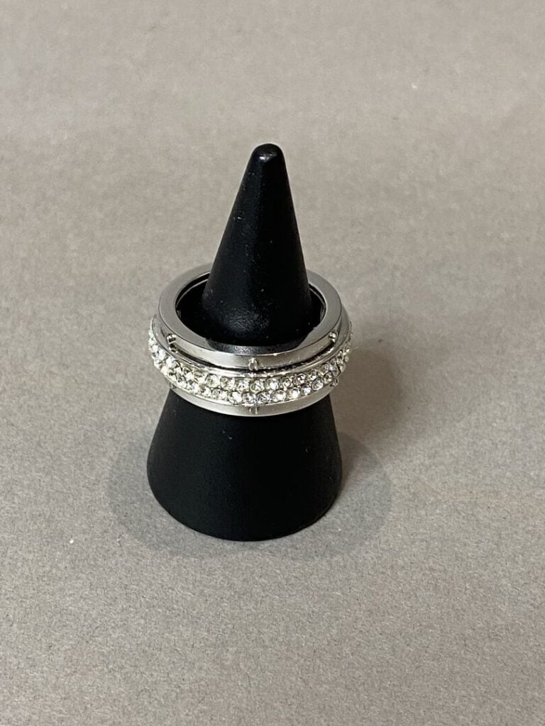 MISAKI - Lot de deux montres fantaisie et une bague en métal et strass - Avec é…