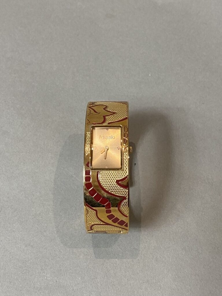 MISAKI - Lot de deux montres fantaisie et une bague en métal et strass - Avec é…