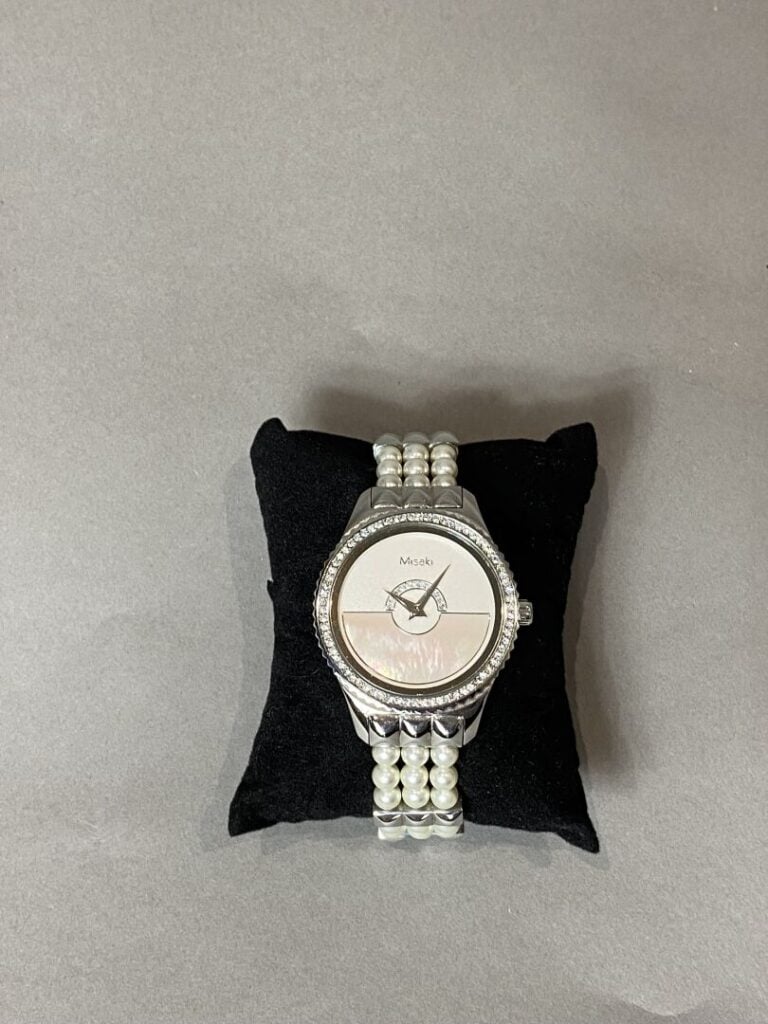 MISAKI - Lot de deux montres fantaisie et une bague en métal et strass - Avec é…