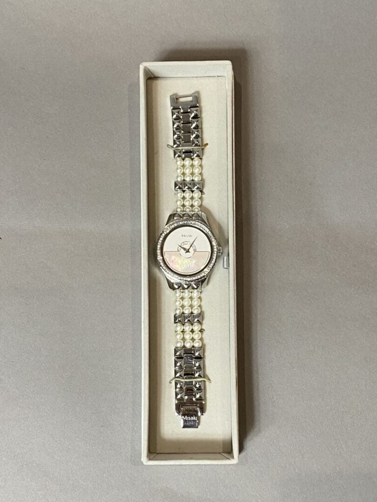 MISAKI - Lot de deux montres fantaisie et une bague en métal et strass - Avec é…