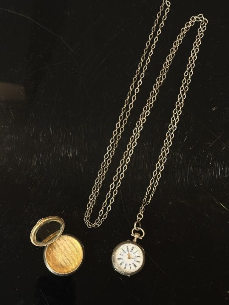 Montre de col en argent (800) avec chaîne giletière - Poids brut total : 37.4 g…