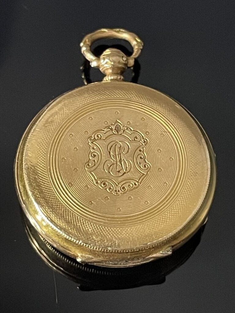 Montre de col en or jaune (750), boîtier à décor de cartouche chiffré sur fond…
