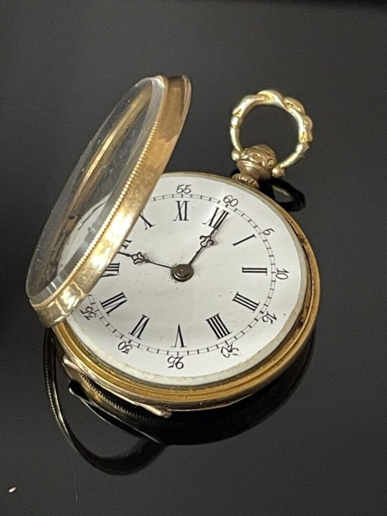 Montre de col en or jaune (750), boîtier à décor de cartouche chiffré sur fond…