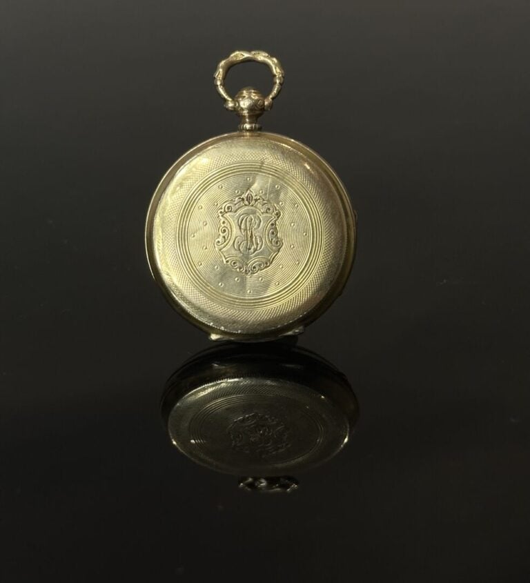Montre de col en or jaune (750), boîtier à décor de cartouche chiffré sur fond…