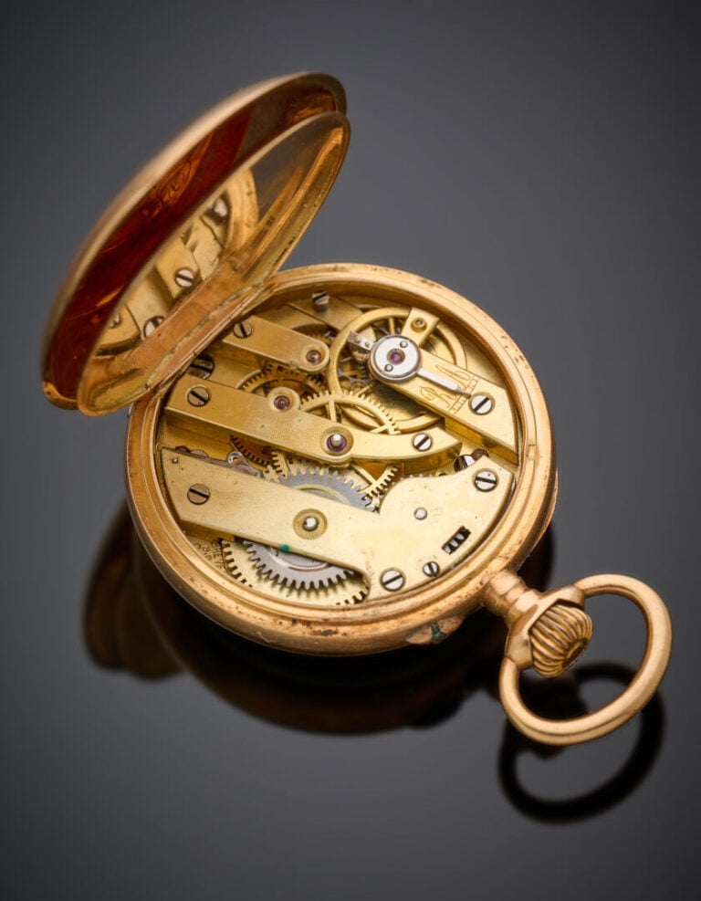 MONTRE de COL en or jaune (750‰) ciselé d'un monogramme. Cadran émail blanc (lé…