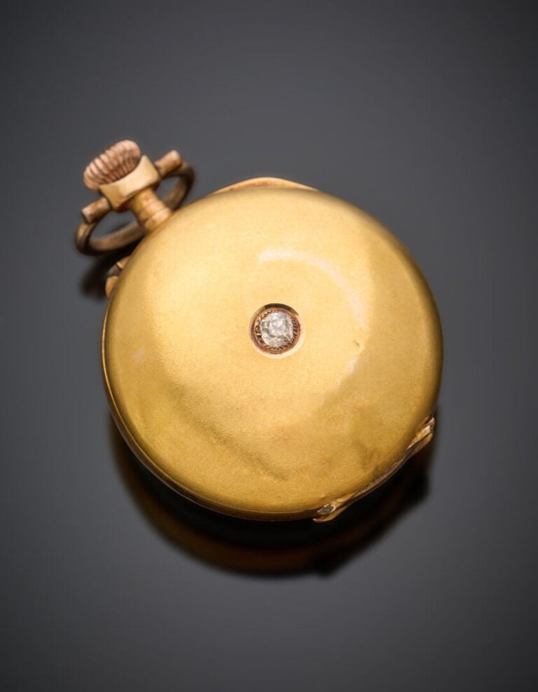 MONTRE de COL en or jaune (750‰) serti d'un petit diamant taille ancienne. Cadr…