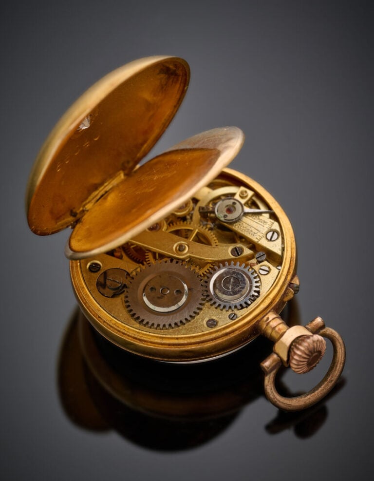 MONTRE de COL en or jaune (750‰) serti d'un petit diamant taille ancienne. Cadr…
