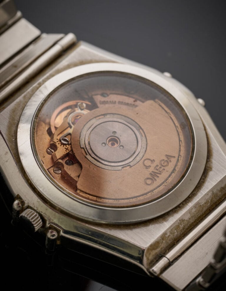 OMEGA - BRACELET MONTRE "Constellation" en acier. Lunette gravée à chiffres rom…