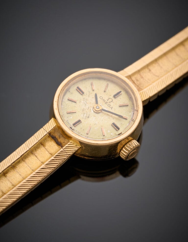 OMEGA - BRACELET MONTRE ronde de dame en or jaune (750‰). - Index bâtonnets. Us…