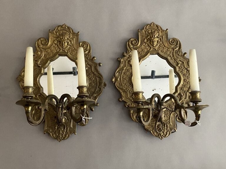 Paire d'appliques de style Régence à deux bras de lumières en métal doré ciselé…