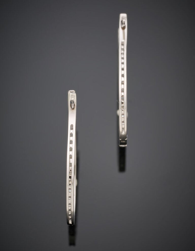 Paire de BOUCLES d'OREILLES "créoles incurvées" en or gris (750‰) serti de diam…