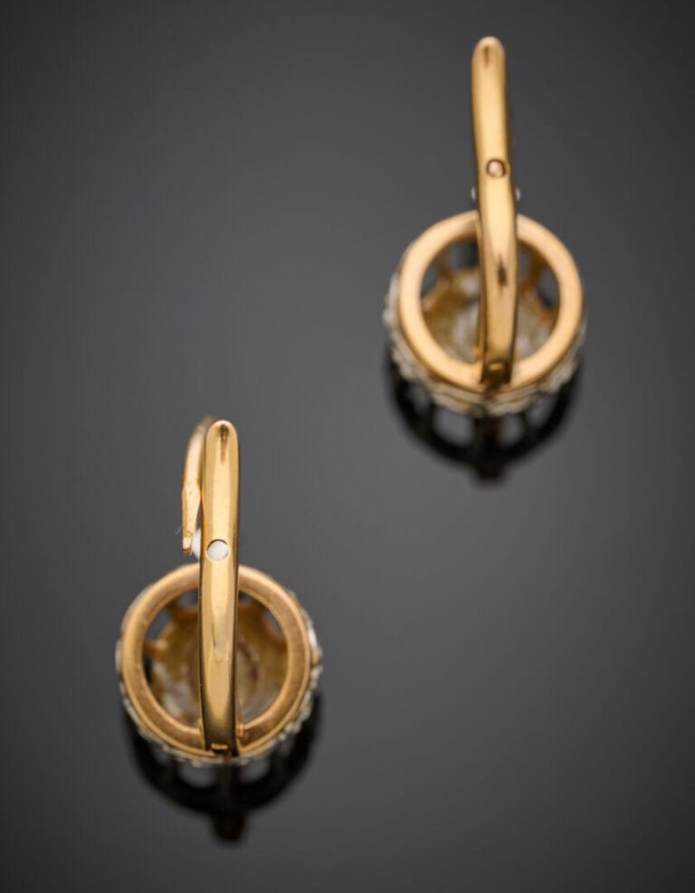 PAIRE DE BOUCLES d'OREILLES "dormeuses" en or jaune et gris (750°/°°) ajouré, s…