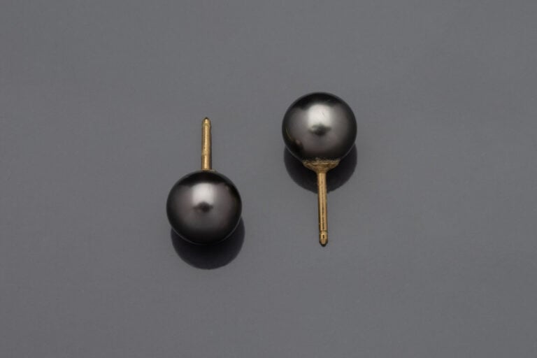 Paire de boucles d'oreilles en or jaune (750) ornées de perles de culture grise…