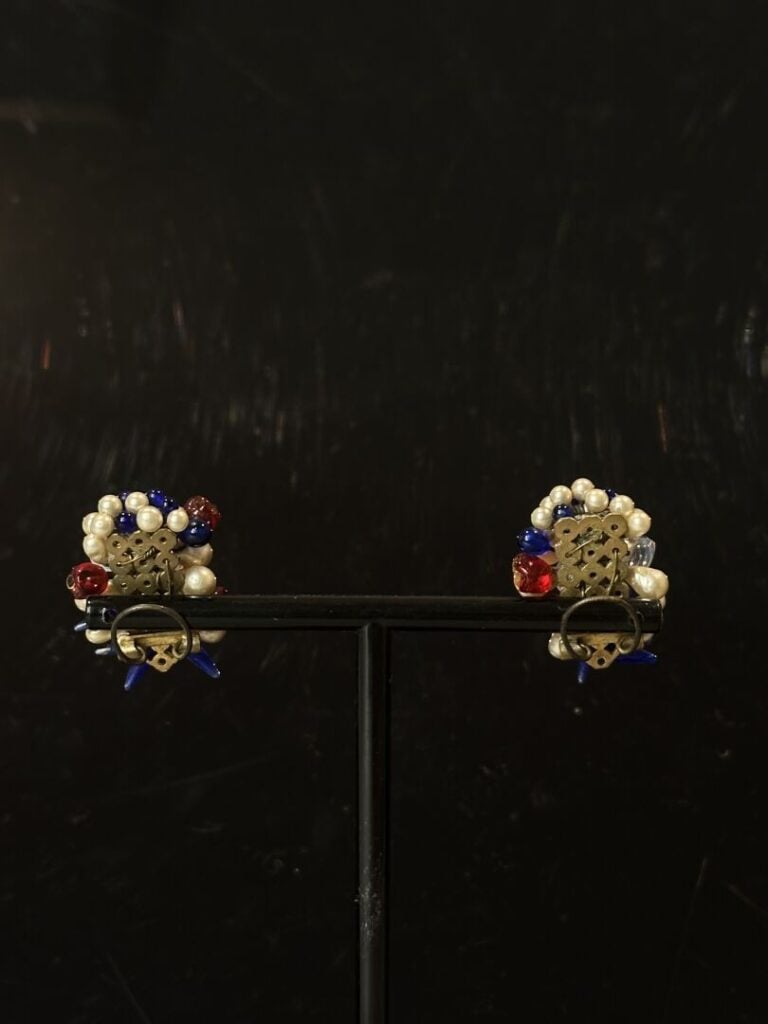Paire de clips d'oreilles en métal ornée de perles fantaisie et verre coloré à…