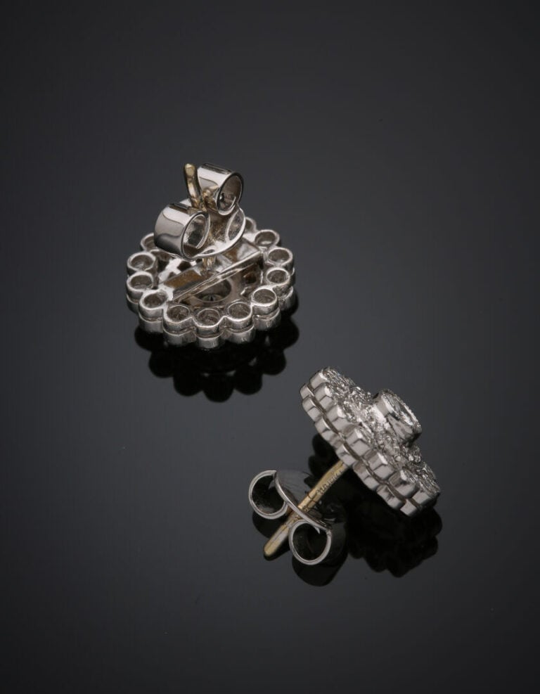 Paire de CLOUS d'OREILLES circulaires en or gris (750‰) finement ajouré, serti…