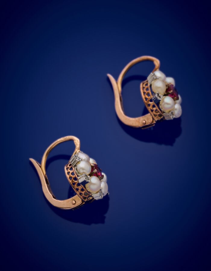 Paire de PENDANTS d'OREILLES "dormeuses" "fleurettes" en or jaune (750‰) serti…