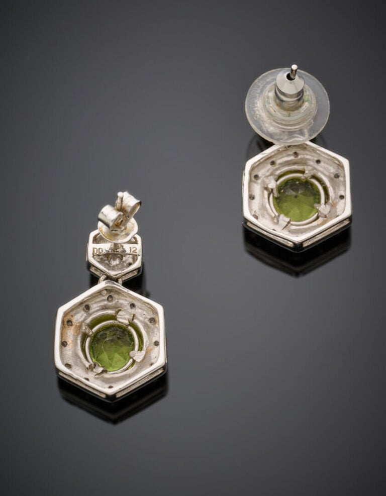 PAIRE de PENDANTS d'OREILLES en or gris (750‰) à motifs hexagonaux serti chacun…