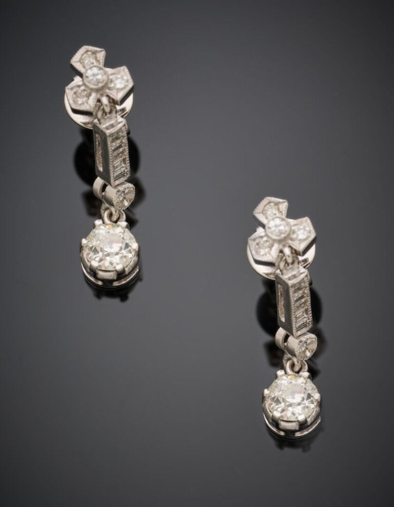 Paire de PENDANTS d'OREILLES en or gris (750°/°°) articulé, serti de diamants t…