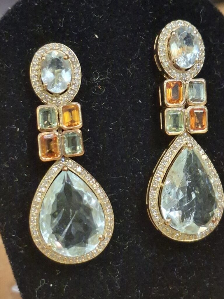 Paire de PENDANTS d'OREILLES en or jaune (375°/°°) 9 carats, serti de deux aigu…