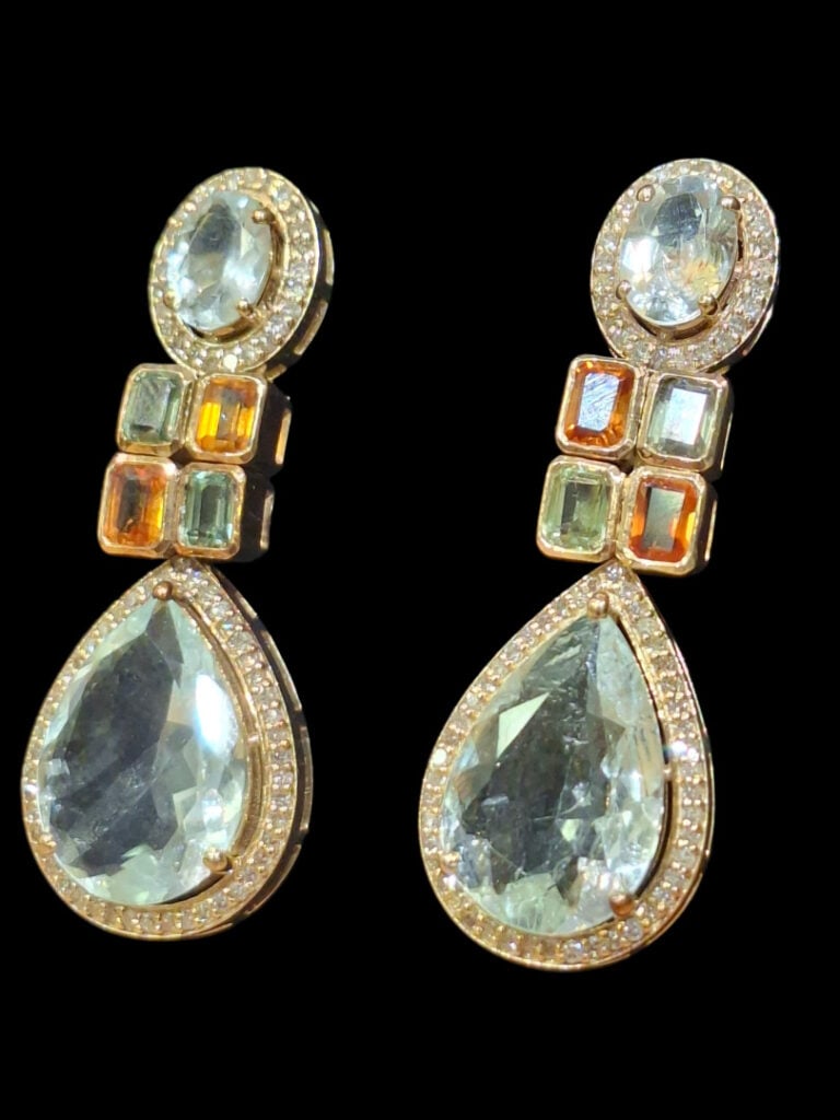 Paire de PENDANTS d'OREILLES en or jaune (375°/°°) 9 carats, serti de deux aigu…