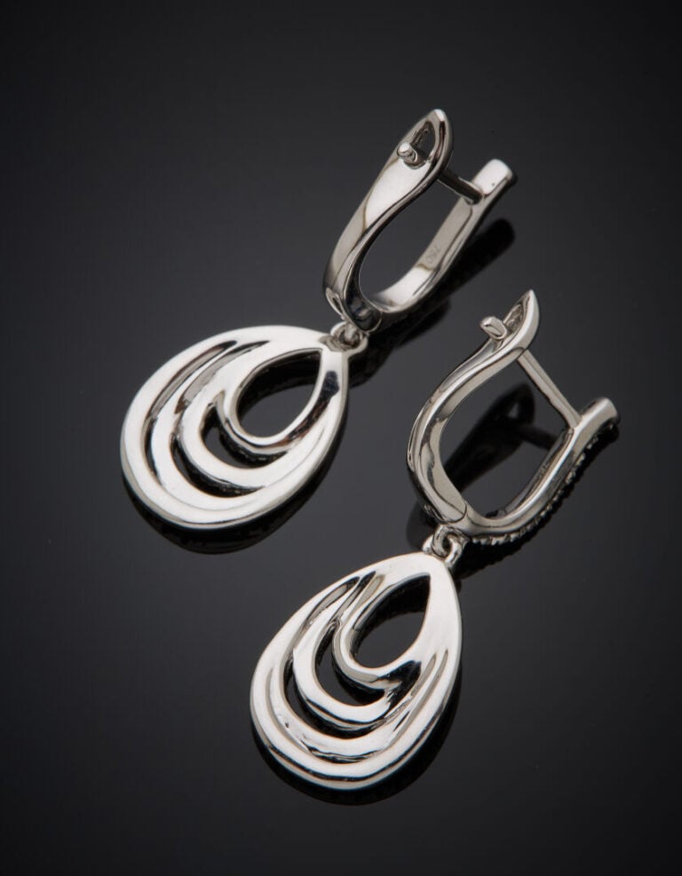 Paire de PENDANTS d'OREILLES "gouttes" en or gris (750‰) ajouré, serti d'aligne…