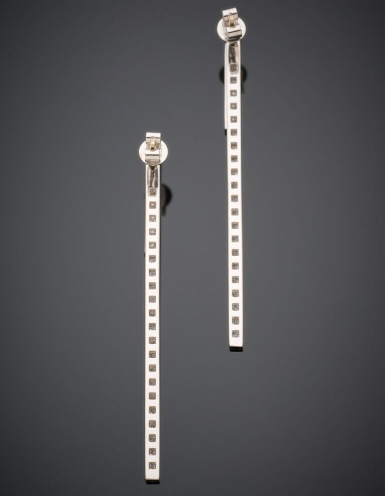 Paire de PENDANTS d'OREILLES "lignes" en or gris (750‰) serti d'alignements de…