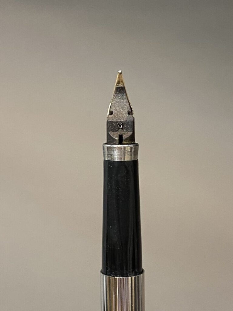 PARKER - Stylo plume en métal argenté à décor rainuré - Plume en or 18 k
