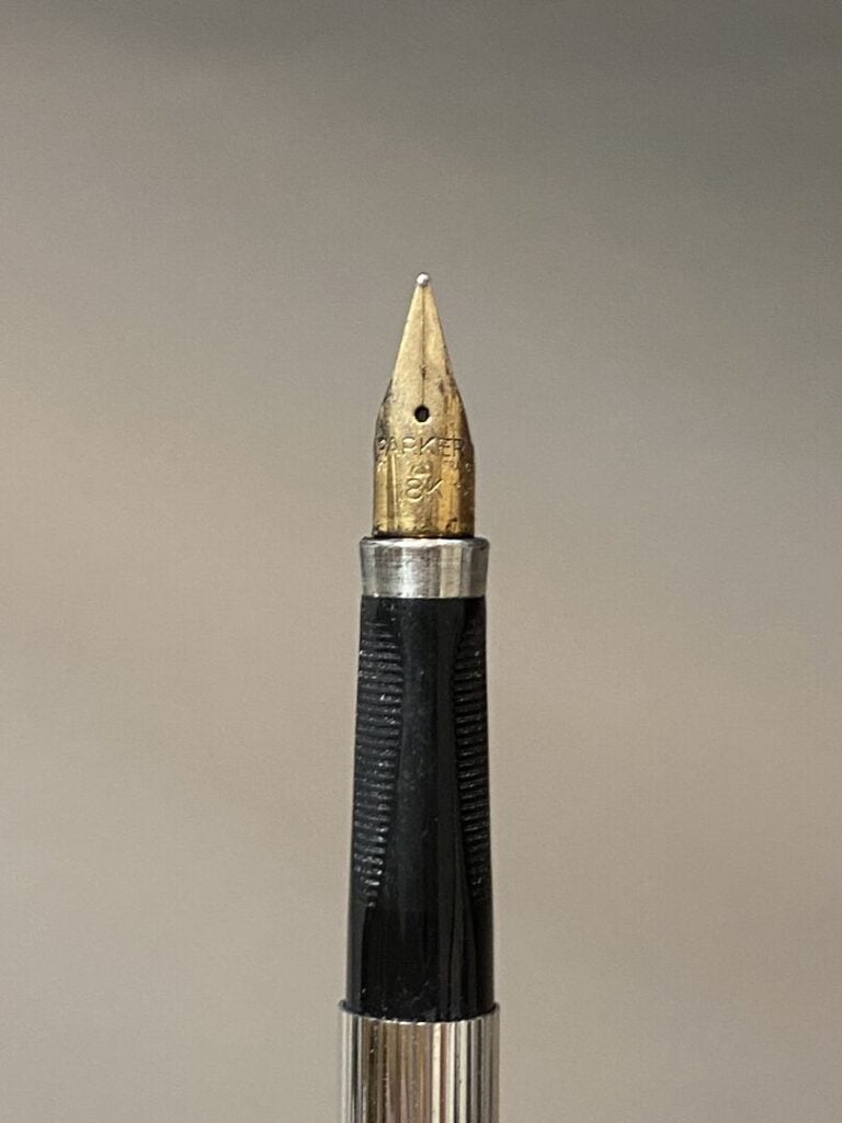 PARKER - Stylo plume en métal argenté à décor rainuré - Plume en or 18 k