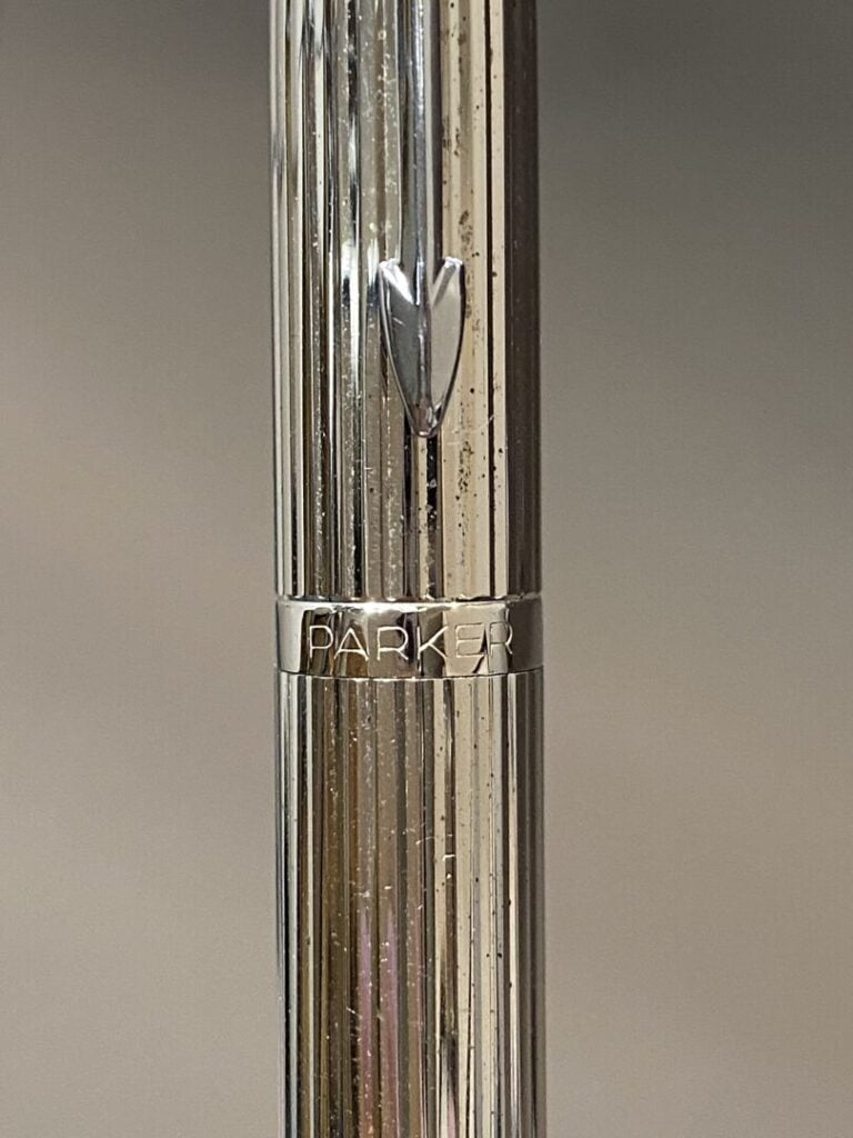 PARKER - Stylo plume en métal argenté à décor rainuré - Plume en or 18 k