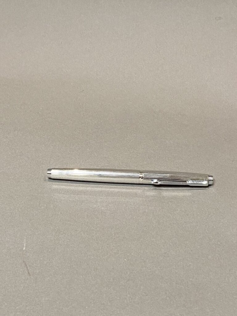 PARKER - Stylo plume en métal argenté à décor rainuré - Plume en or 18 k