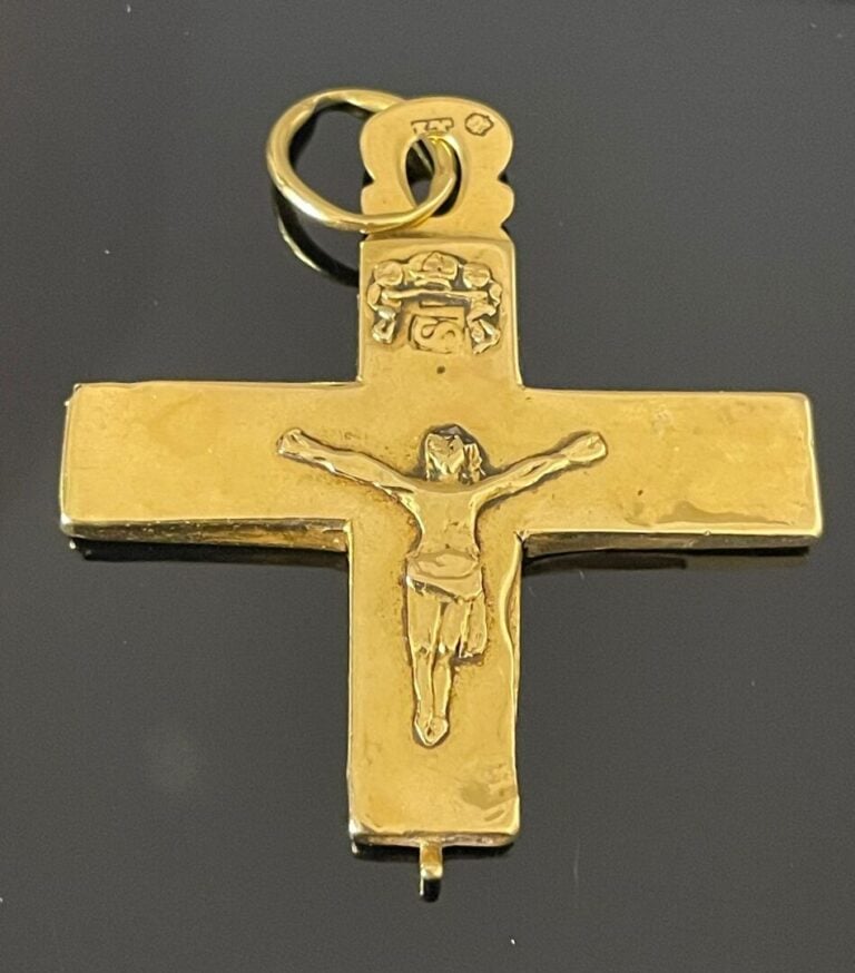 Pendentif Croix en or jaune (750) creux - XIXe siècle - Poids : 10 g - Dim : 5.…