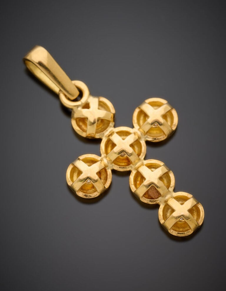 PENDENTIF "Croix" en or jaune (750°/°°) serti de six petits diamants. - Long.:…