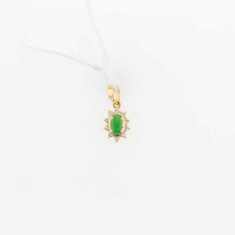 Pendentif de forme "marquise" en or jaune (750) serti d'un cabochon de jade jad…