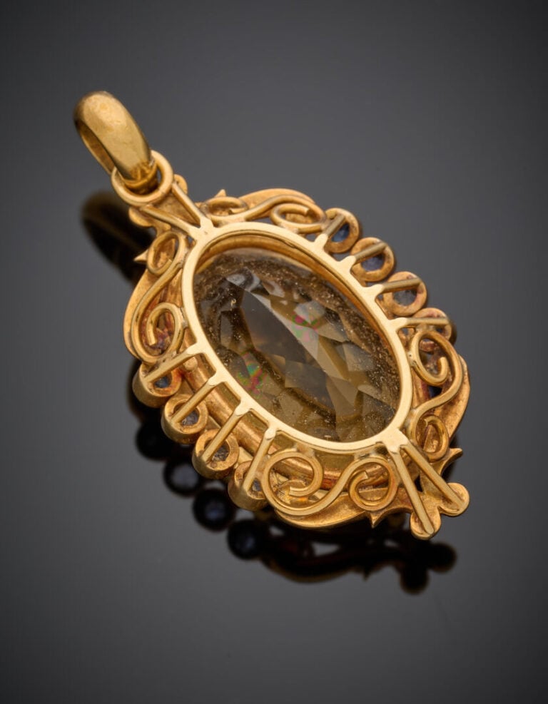PENDENTIF en or jaune (750°/°°) serti d'une importante citrine entourée de peti…