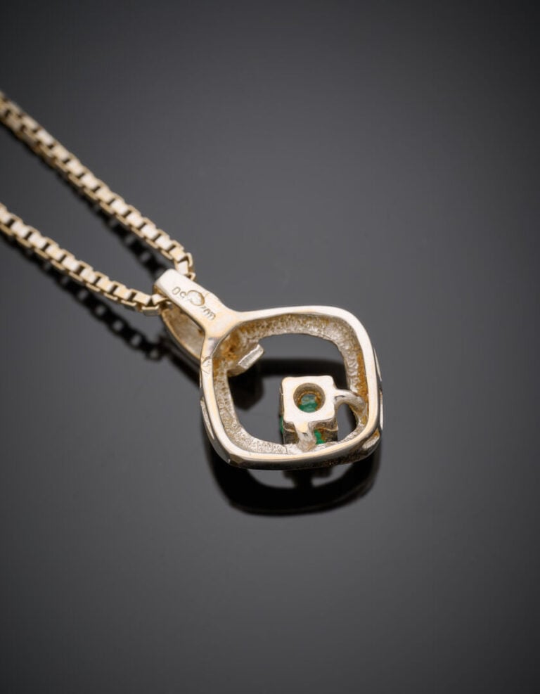 PENDENTIF et sa chaînette en or gris (750‰) ajouré et satiné, serti d'une petit…