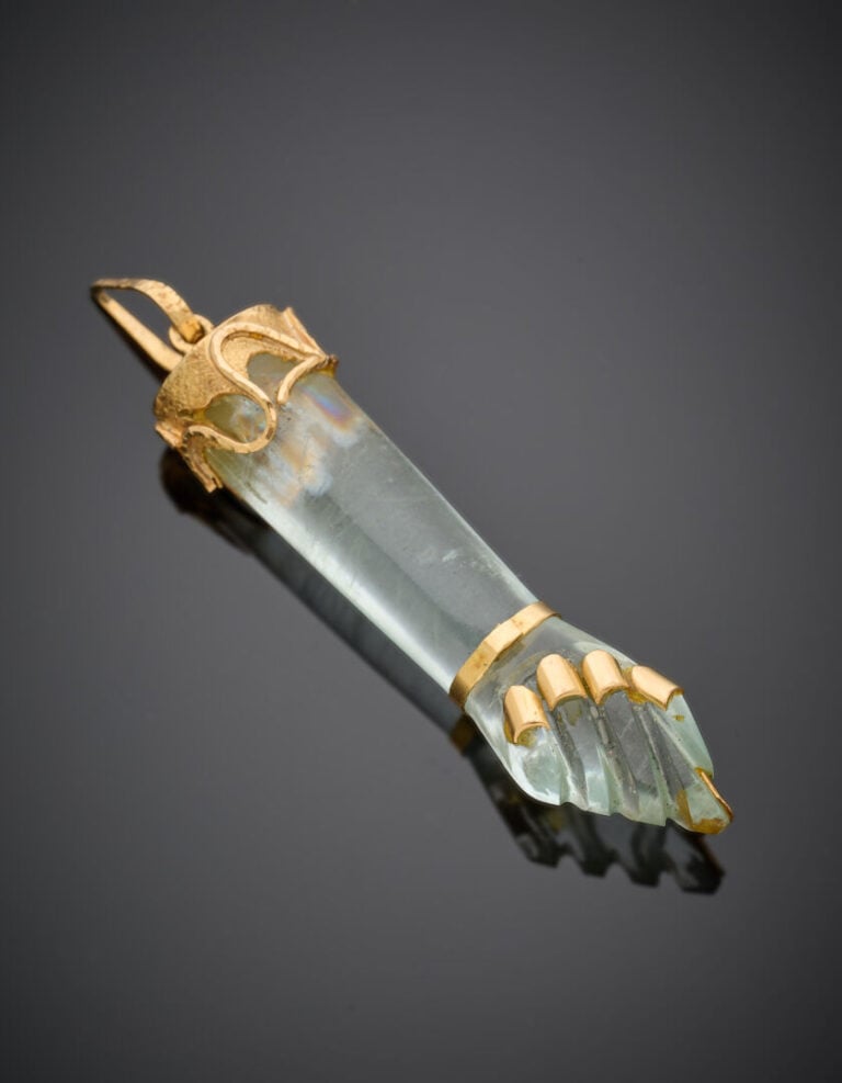 PENDENTIF "Figa" en or jaune (750‰) ajouré et amati, composé de cristal de roch…