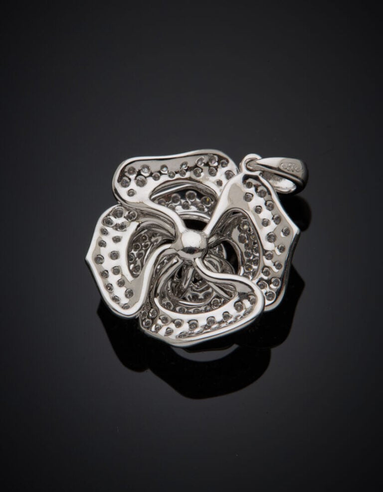 PENDENTIF "fleur" en or gris (750‰) ajouré, serti de diamants taille brillant.…