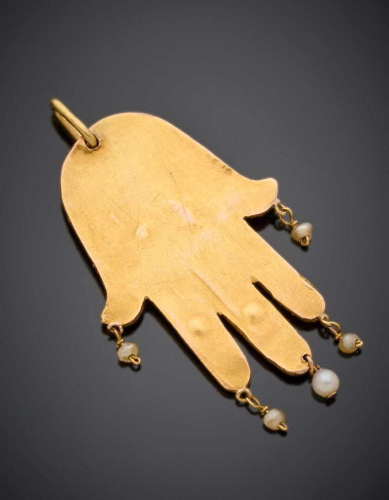 PENDENTIF "main de Fatma" en or jaune (750‰) ciselé et rehaussé de volutes, bou…