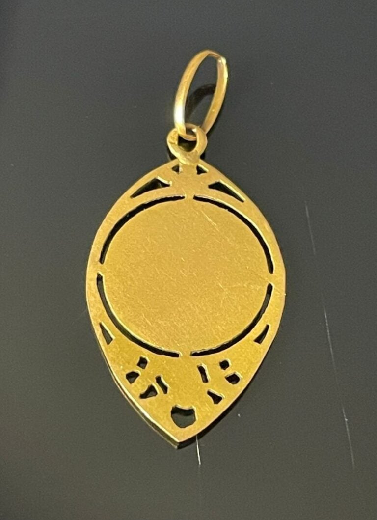 Pendentif médaille religieuse en or jaune (750) de forme ogivale - Vers 1900 -…