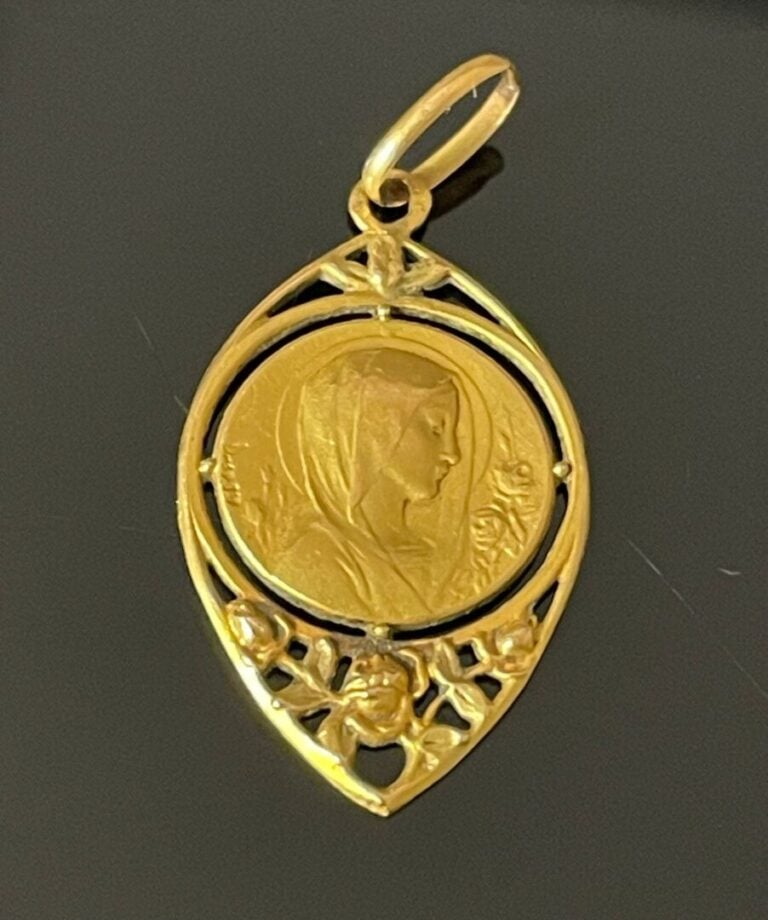 Pendentif médaille religieuse en or jaune (750) de forme ogivale - Vers 1900 -…