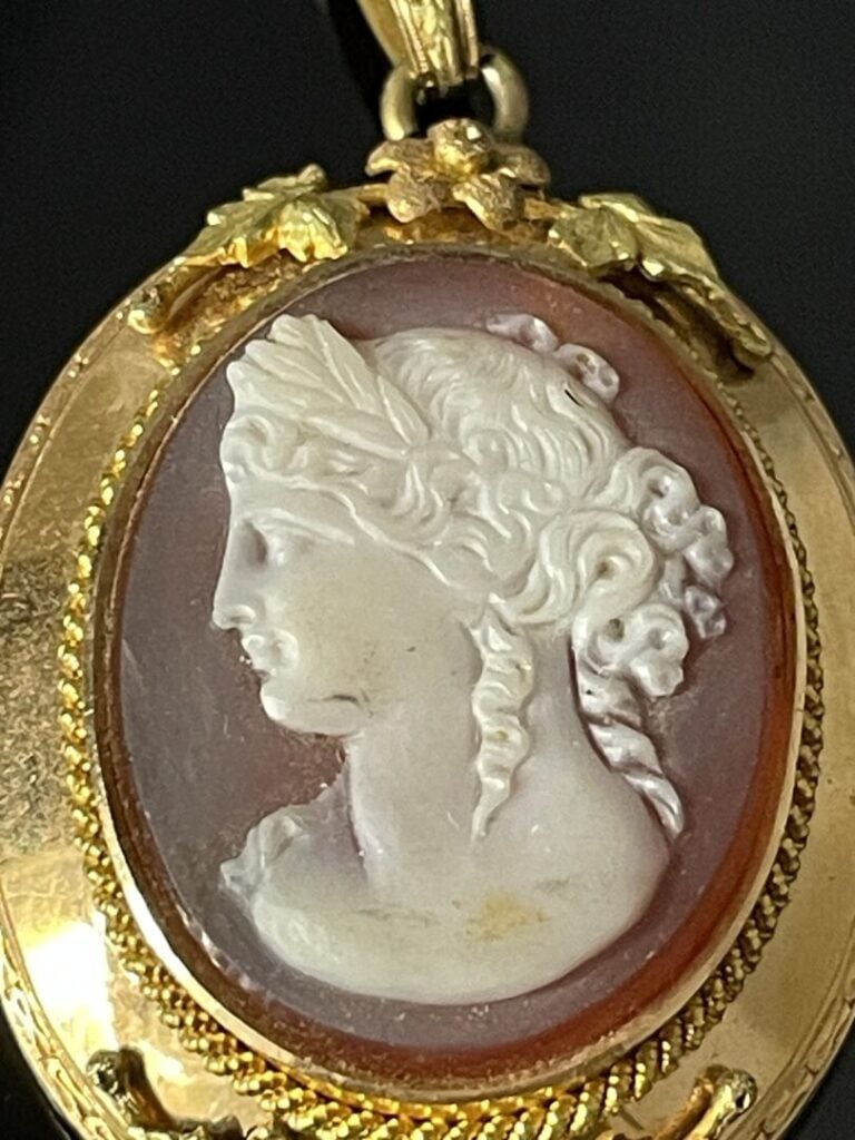 Pendentif médaillon formant broche orné d'un camée ovale sur cornaline, entoura…