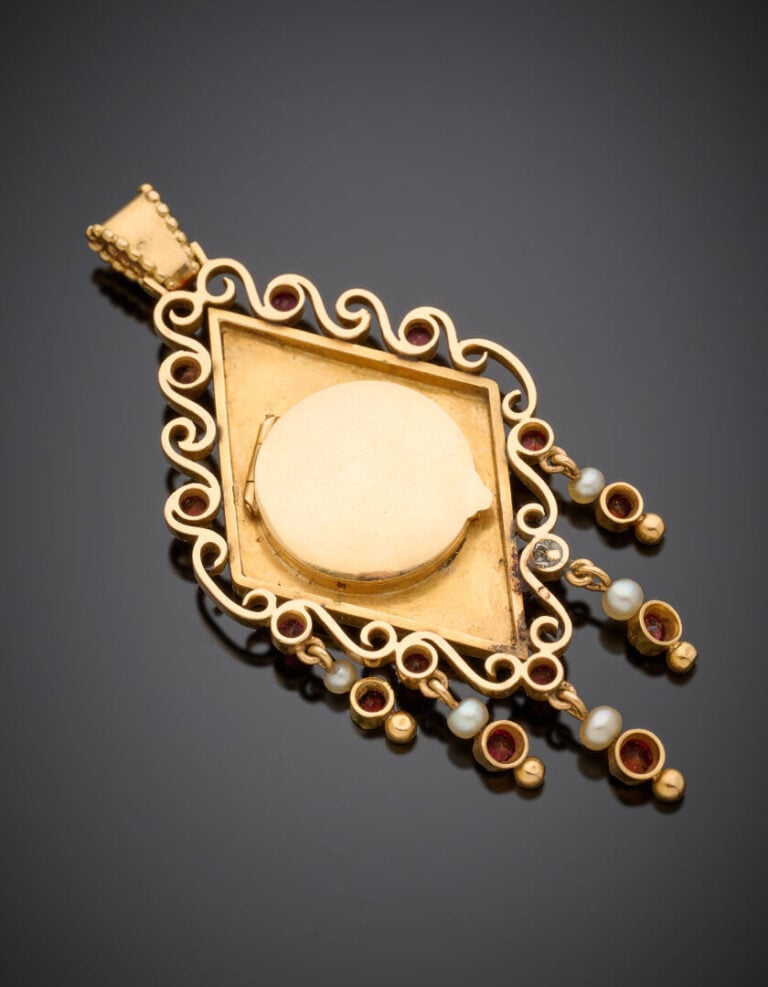 PENDENTIF PORTE-SOUVENIR en or jaune (750°/°°) guilloché et ciselé, serti de gr…